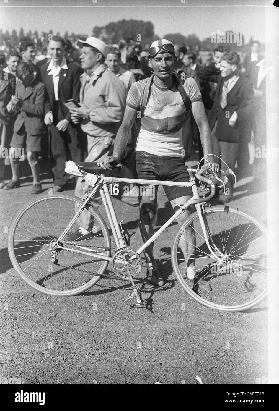 Visite de France. Première étape Paris-Lille (Lille) Description: Arrivée d'Arie Vooren comme numéro quatre Date: 25 juin 1947 lieu: France mots clés: Cyclisme personnalité: Vooren, Arie Banque D'Images