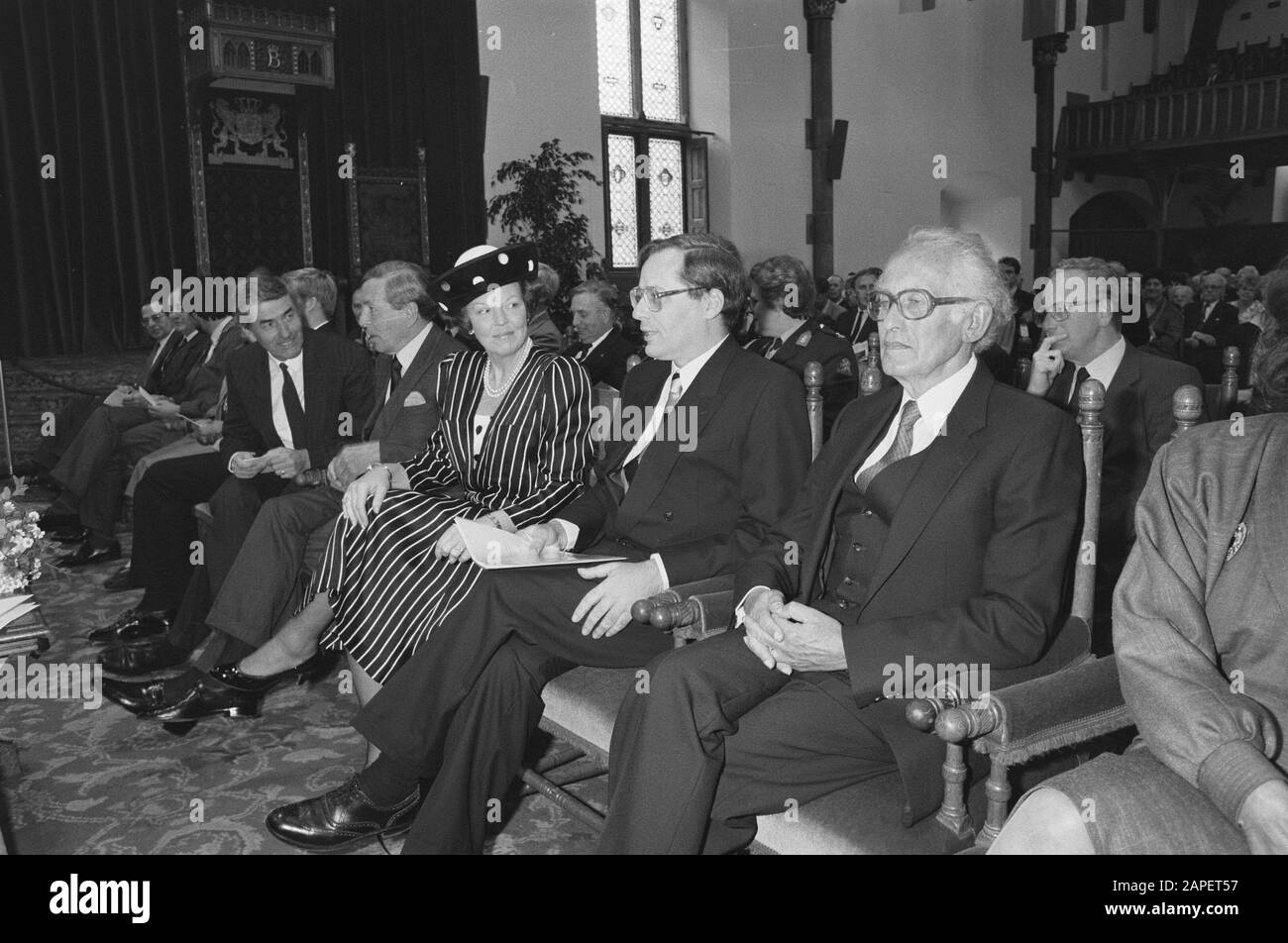 Rencontre à Ridderzaal en raison de l'achèvement de la seconde Guerre mondiale par le Dr L. de Jong; Lubbers, Prince Claus, HM, Ministre Deetman et L. de Jong/Date : 28 avril 1988 mots clés : réunions Nom personnel : Claus, prince, Deetman, Wim, Jong, Lou de Nom de l'institution : Ridderzaal Banque D'Images