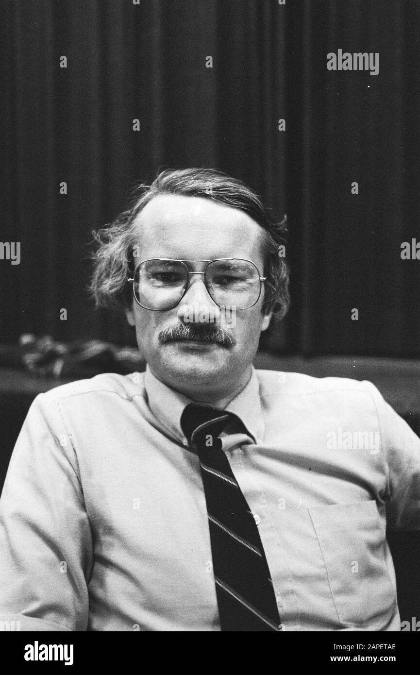 Membres de la réunion conseil DE VPRO à Krasnapolsky Amsterdam, Michel Jager (kop) Date: 16 mai 1981 lieu: Amsterdam, Noord-Holland mots clés: Réunions Nom de l'institution: VPro Banque D'Images
