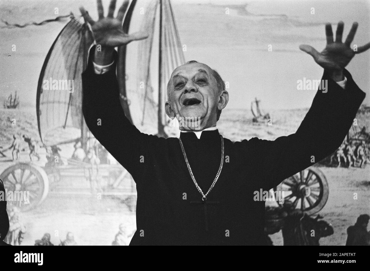 Réunion Solidaridad à la Haye; Brazilian bissc hop Helder Camara au mot Date: 11 décembre 1978 lieu: La Haye, Zuid-Holland mots clés: Réunions Nom personnel: Helder Camara Banque D'Images