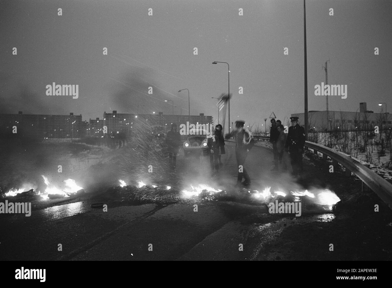Bijlmerdwellers se trouve à un pâté de maisons de la manifestation contre la location de garage avec des pneus en feu Date: 1 février 1972 mots clés: Protestations Banque D'Images