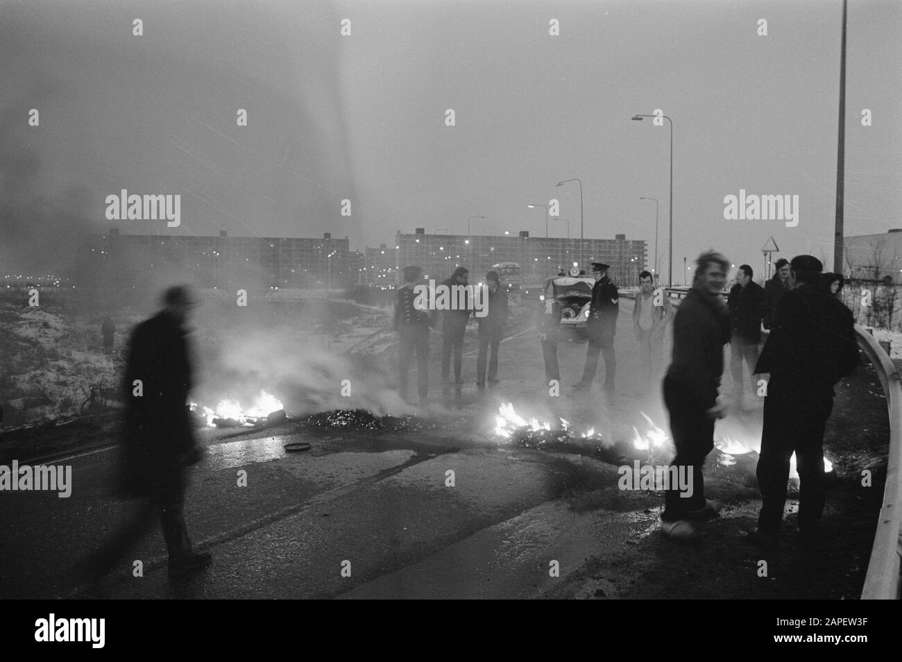 Bijlmerdwellers se trouve à un pâté de maisons de la manifestation contre la location de garage avec des pneus en feu Date: 1 février 1972 mots clés: Protestations Banque D'Images