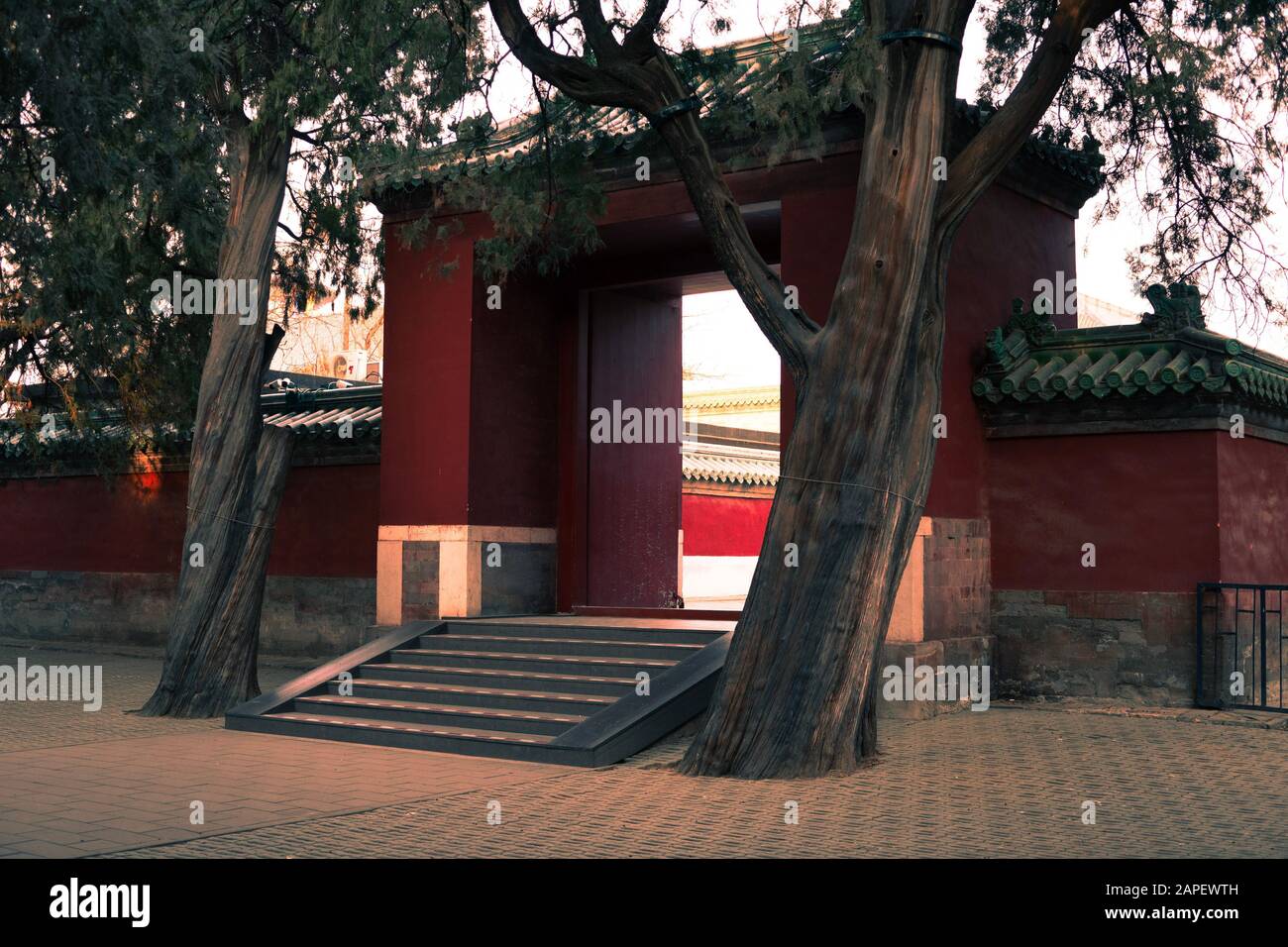 Porte rouge dans le Temple du ciel, Beijing, Chine. Entrée menant au pont de passerelle impériale, près de la salle de prière pour De Bonnes Récoltes Banque D'Images