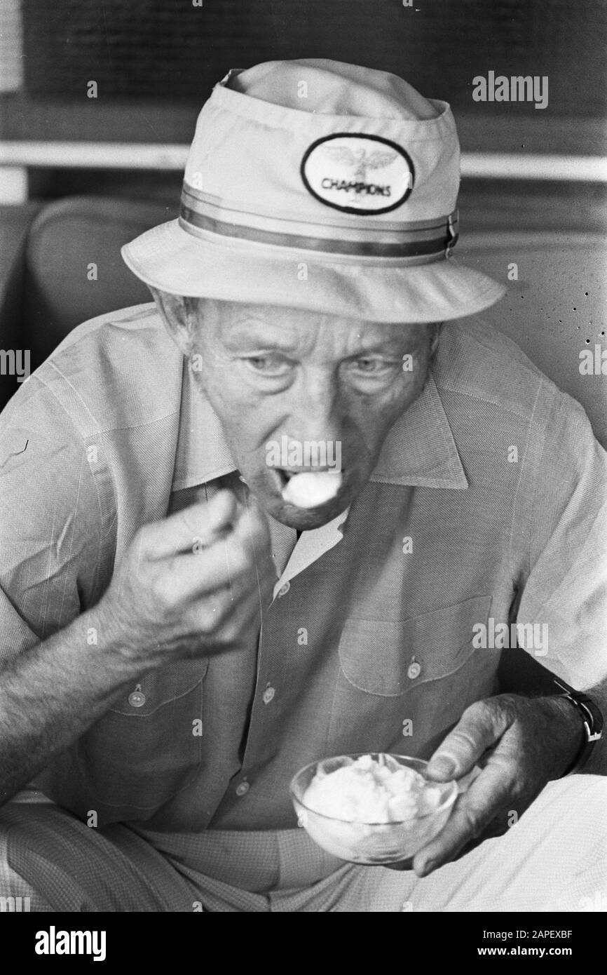 Bing Crosby et Pieter van Vollenhoven au tournoi de golf American Express Pro-Am 1975 Description: Bing Crosby mange une glace Date: 6 août 1975 lieu: Hilversum, Noord-Holland mots clés: Acteurs, golf, glace Nom personnel: Crosby, Bing Banque D'Images