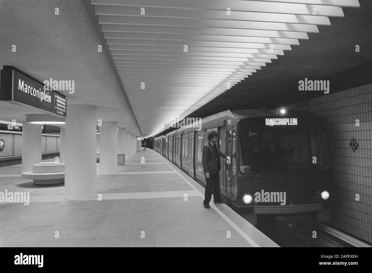 Bientôt à la station de métro Marconiplein à Rotterdam Date: 23 avril 1986 lieu: Rotterdam, Zuid-Holland mots clés: Stations de métro Banque D'Images