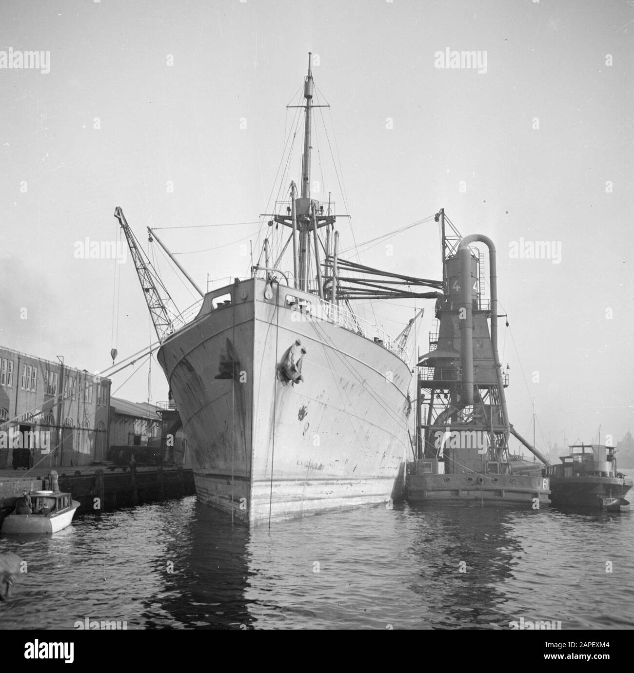 Le bateau intérieur est situé à côté du cargo. Élévateur de grain ? Date: Non daté mots clés: Ports, navires Banque D'Images