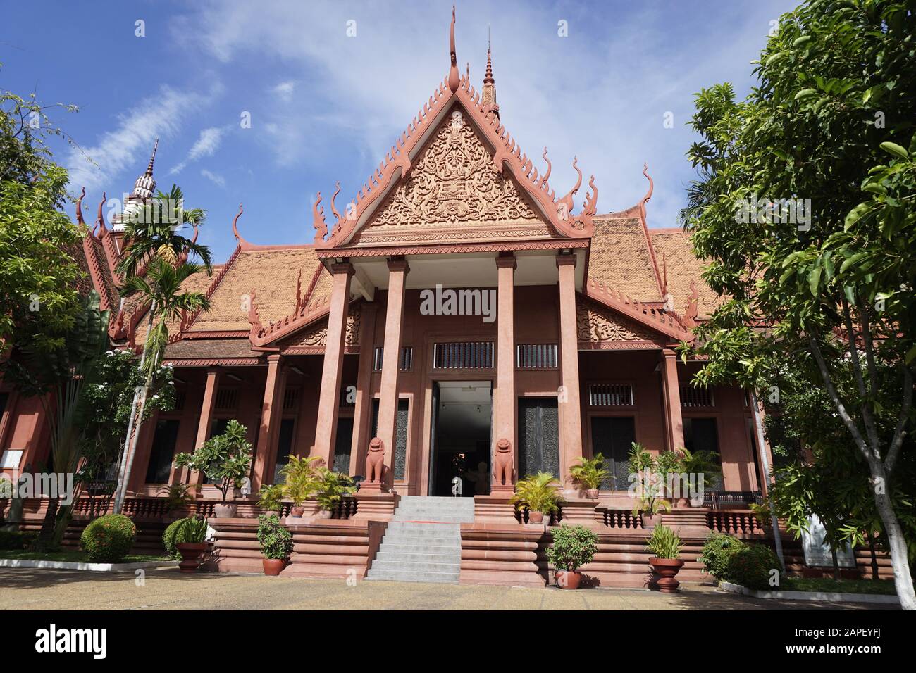 Le Musée national du Cambodge à Chey Chumneas, Phnom Penh est le plus grand musée d'histoire culturelle du Cambodge et est le principal musée historique du pays Banque D'Images