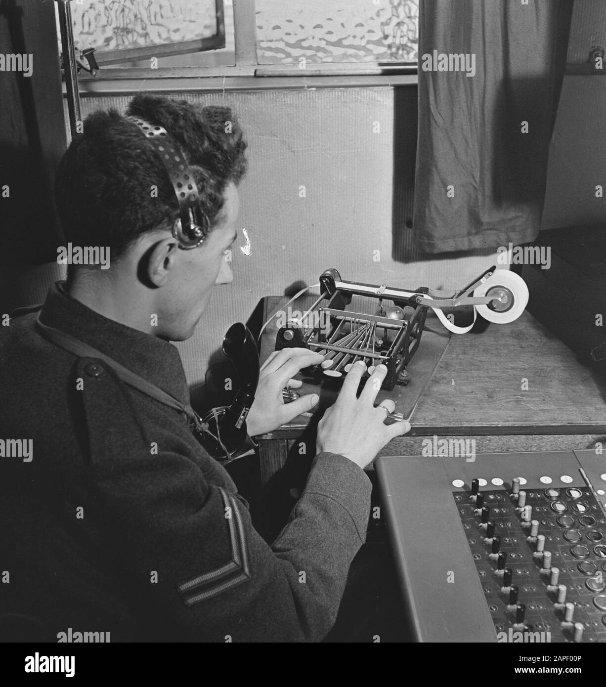 HIE [Pays-Bas en Angleterre]/Anefo série Londres Description: Téléphoniste néerlandais aveugle. Le Caporal Waas, un soldat néerlandais en Angleterre, a perdu la vue lors d'un accident pendant un exercice. Au Blind Institute St. Pendant un séjour de 14 mois, Dunstans a non seulement appris comment gérer son handicap, mais a également retrouvé sa confiance en soi grâce à sa formation de téléphoniste. Caporal Blur taper un message sur une machine à écrire en braille Annotation: Voir aussi 149-0171 (positif) Date: 15 février 1944 lieu: Grande-Bretagne mots clés: Aveugle, braille, militaire, téléphonie, téléphonistes, seconde Guerre mondiale, dactylographes Par Banque D'Images