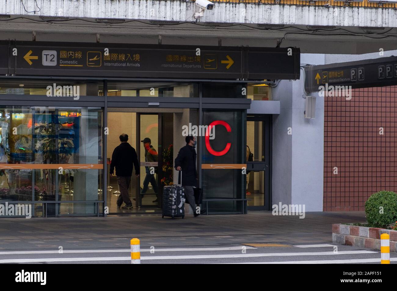 Un passager portant un masque respiratoire sort de l'aéroport international de Songshan.les autorités de Taiwan ont ordonné de cesser d'envoyer et de recevoir des groupes de touristes à Wuhan, en Chine, au cours de l'épidémie de coronavirus. Le permis d'entrée de 459 visiteurs de la ville chinoise de Wuhan a été annulé par l'Agence nationale de l'immigration (NIA) le mercredi (janvier 22). Les groupes avaient l'intention d'arriver à Taiwan à la fin du mois de janvier. Banque D'Images