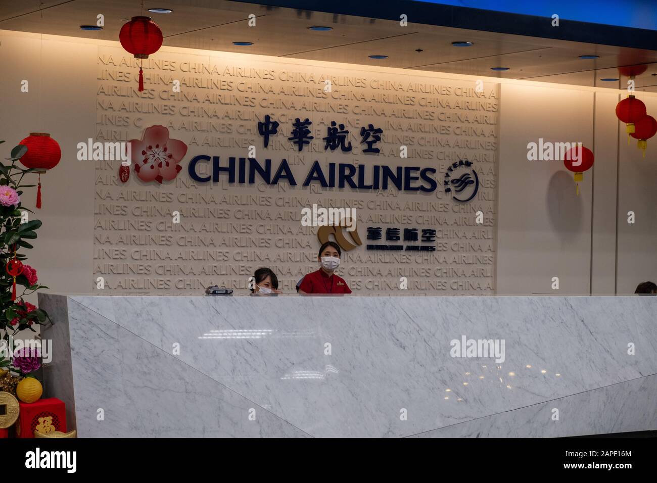 Les membres du personnel de China Airlines portent des masques respiratoires à l'aéroport international de Songshan à Taipei.les représentants de Taiwan ont ordonné de cesser d'envoyer et de recevoir des groupes de touristes à Wuhan, en Chine, au cours de l'épidémie de coronavirus. Le permis d'entrée de 459 visiteurs de la ville chinoise de Wuhan a été annulé par l'Agence nationale de l'immigration (NIA) le mercredi (janvier 22). Les groupes avaient l'intention d'arriver à Taiwan à la fin du mois de janvier. Banque D'Images