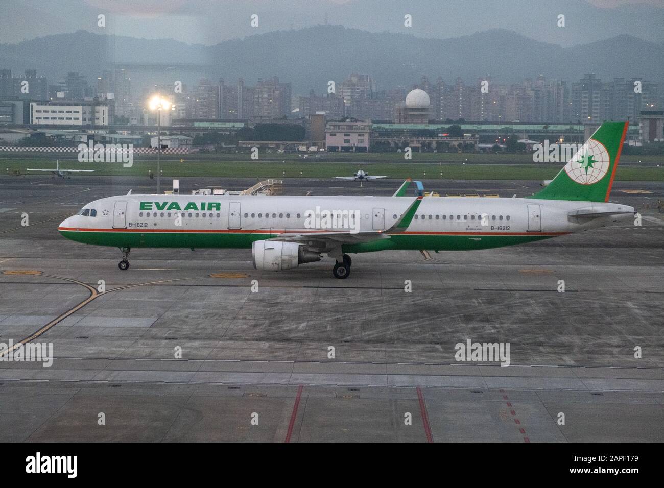 Airbus A321-211 d'Eva Airlines vue à l'aéroport international de Songshan.les autorités de Taiwan ont ordonné de cesser d'envoyer et de recevoir des groupes de touristes à Wuhan, en Chine, au cours de l'épidémie de coronavirus. Le permis d'entrée de 459 visiteurs de la ville chinoise de Wuhan a été annulé par l'Agence nationale de l'immigration (NIA) le mercredi (janvier 22). Les groupes avaient l'intention d'arriver à Taiwan à la fin du mois de janvier. Banque D'Images