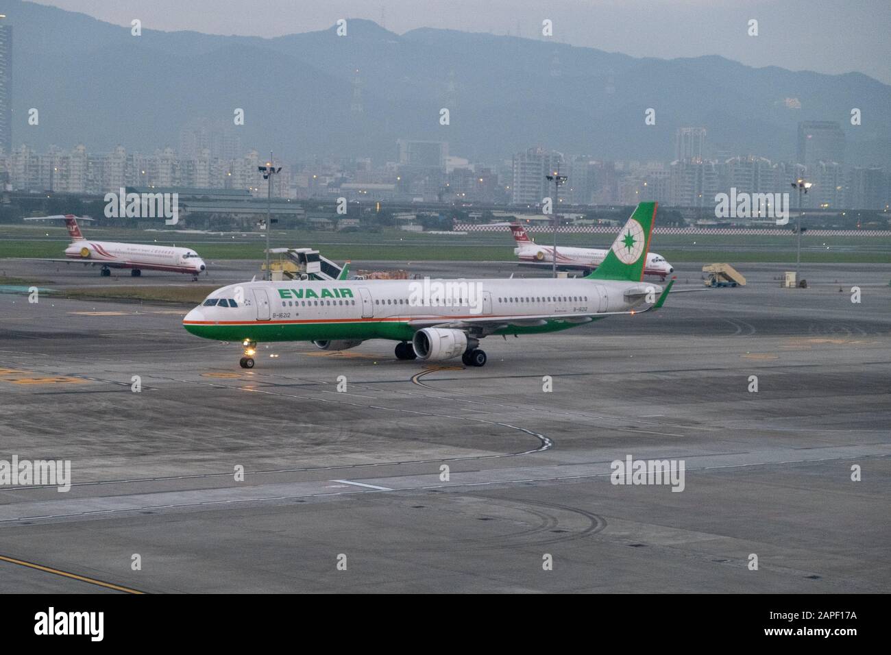 Airbus A321-211 d'Eva Airlines vue à l'aéroport international de Songshan.les autorités de Taiwan ont ordonné de cesser d'envoyer et de recevoir des groupes de touristes à Wuhan, en Chine, au cours de l'épidémie de coronavirus. Le permis d'entrée de 459 visiteurs de la ville chinoise de Wuhan a été annulé par l'Agence nationale de l'immigration (NIA) le mercredi (janvier 22). Les groupes avaient l'intention d'arriver à Taiwan à la fin du mois de janvier. Banque D'Images