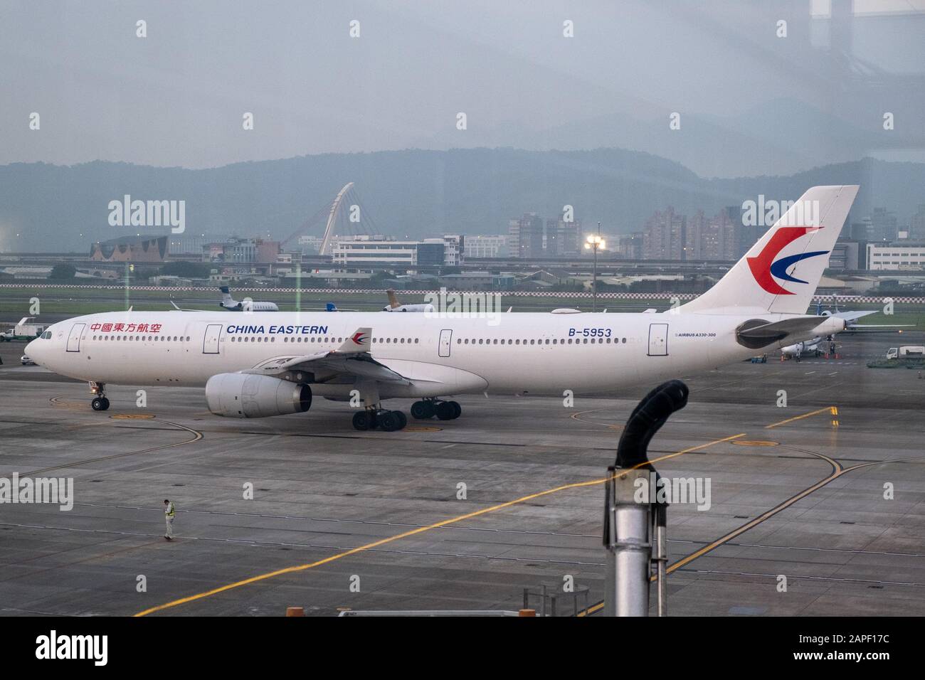 Airbus A330-300 de China Eastern Airlines vue à l'aéroport international de Songshan.les autorités de Taiwan ont ordonné de cesser d'envoyer et de recevoir des groupes de touristes de Wuhan, en Chine, au cours de l'épidémie de coronavirus. Le permis d'entrée de 459 visiteurs de la ville chinoise de Wuhan a été annulé par l'Agence nationale de l'immigration (NIA) le mercredi (janvier 22). Les groupes avaient l'intention d'arriver à Taiwan à la fin du mois de janvier. Banque D'Images