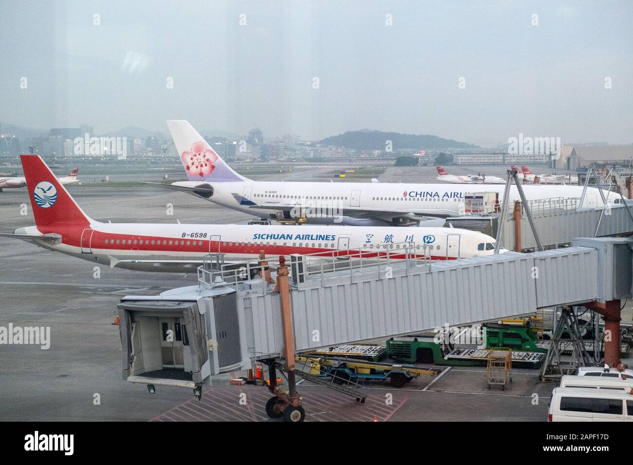 Airbus A330-300 de China Eastern Airlines et Airbus A321-231 de Sichuan Airlines vus à l'aéroport international de Songshan.les autorités de Taiwan ont ordonné de cesser d'envoyer et de recevoir des groupes de touristes à Wuhan, en Chine, au cours de l'épidémie de coronavirus. Le permis d'entrée de 459 visiteurs de la ville chinoise de Wuhan a été annulé par l'Agence nationale de l'immigration (NIA) le mercredi (janvier 22). Les groupes avaient l'intention d'arriver à Taiwan à la fin du mois de janvier. Banque D'Images