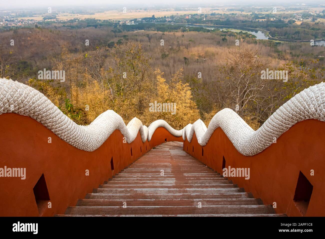 Vue aérienne à la porte de Wat Phra Que Doi Phra Chan sur le sommet d'une montagne dans le district de Mae Tha, Lampang, Thaïlande Banque D'Images