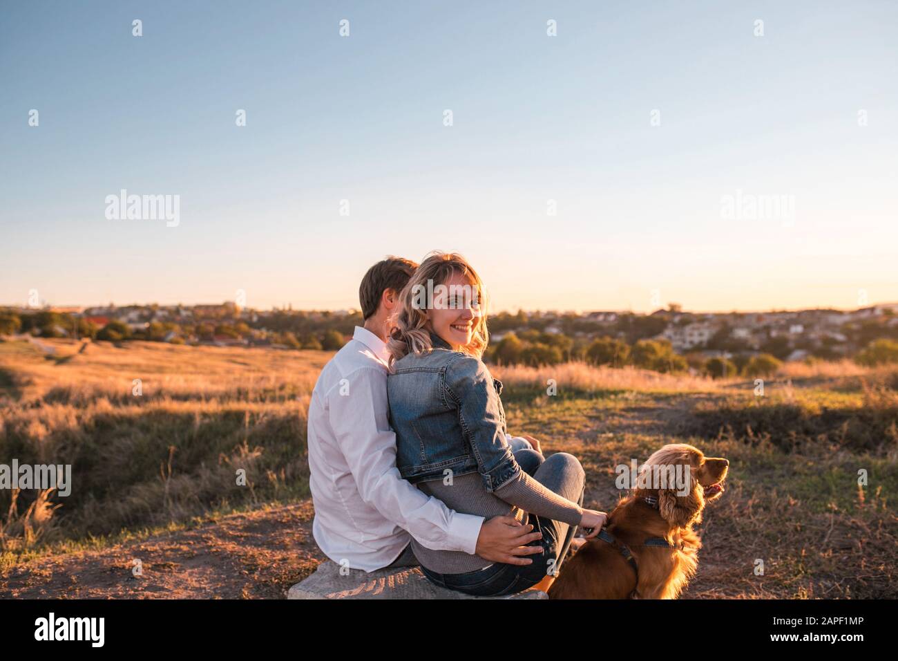 Un Jeune Couple Heureux Avec Un Chien Embrassant Et Riant A L Exterieur Ils Sont Beaux Et Pleins D Amour Magnifique Coucher De Soleil Et Lumiere Doree A L Exterieur Photo Stock Alamy Un Jeune Couple Heureux Avec Un Chien Embrassant Et Riant A L Exterieur Ils Sont Beaux Et Pleins D Amour Magnifique Coucher De Soleil Et Lumiere Doree A L Exterieur Photo Stock Alamy