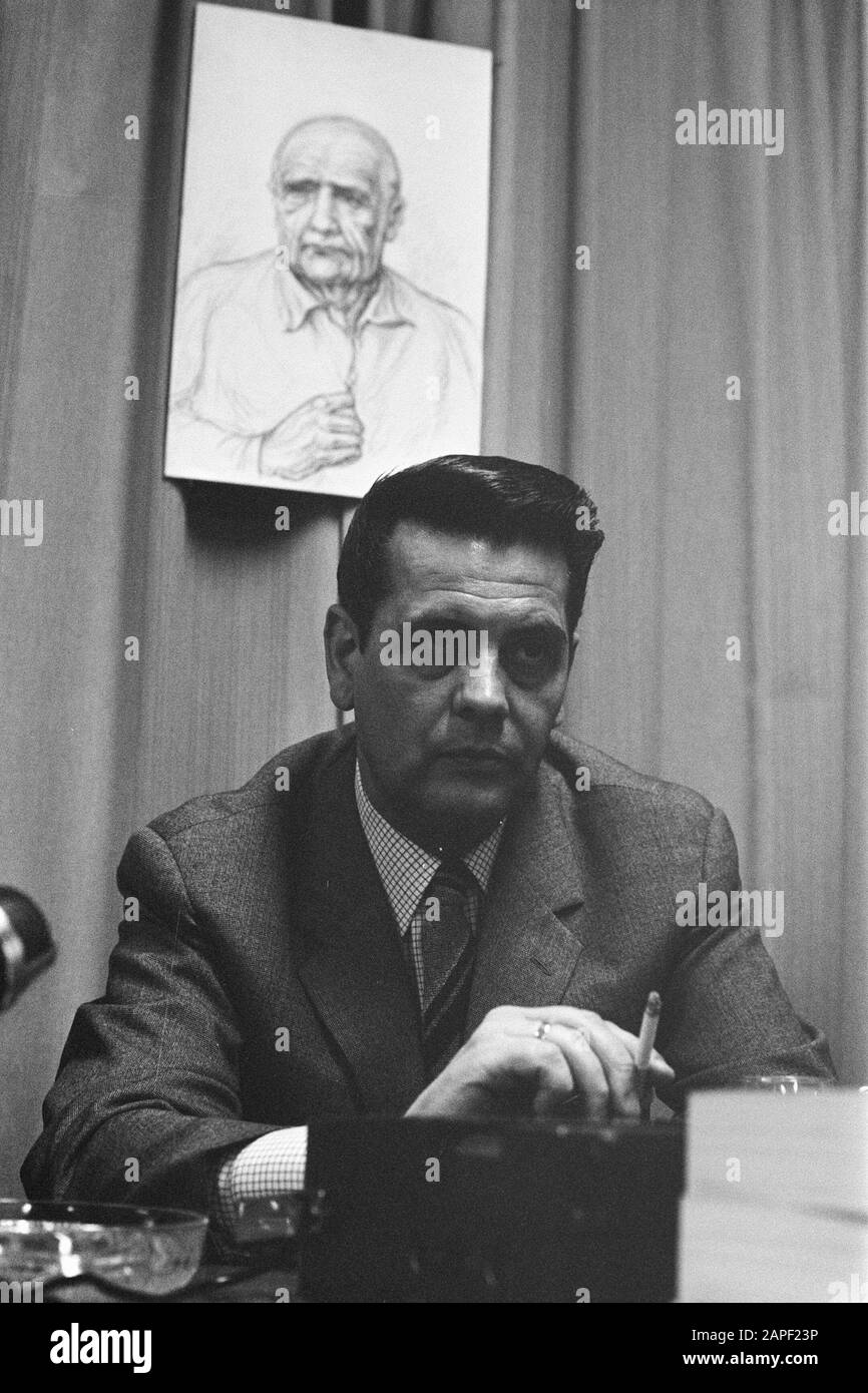 Livre J'ai vécu avec Martin Bormann publié par Publisher Born, conférence de presse La Haye. Portrait récent de Bormann Date: 13 novembre 1969 lieu: La Haye, Zuid-Holland mots clés: Livres, conférences de presse, portraits, éditeurs Nom personnel: Bormann Banque D'Images
