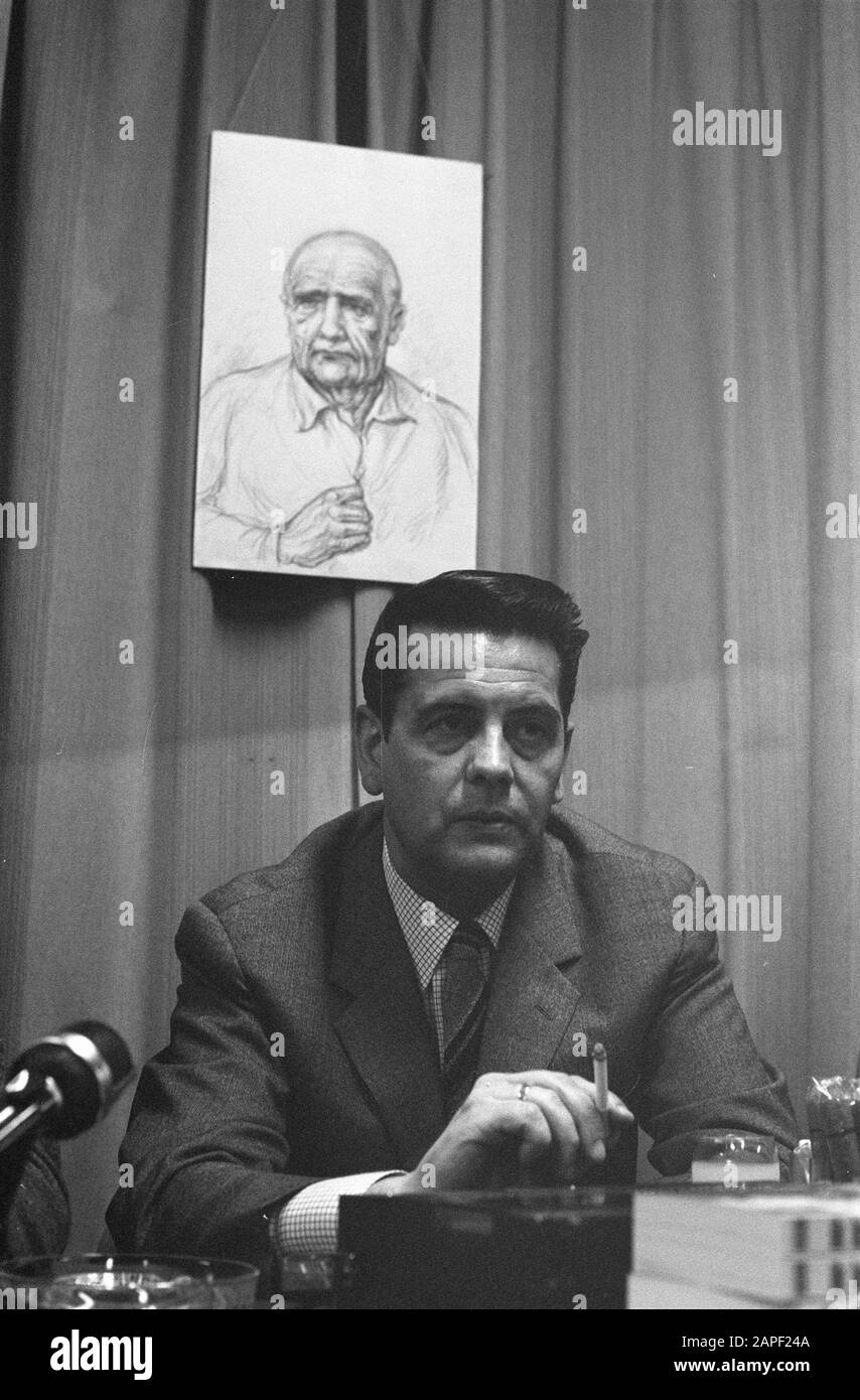 Livre J'ai vécu avec Martin Bormann publié par Publisher Born, conférence de presse La Haye. Portrait récent de Bormann Date: 13 novembre 1969 lieu: La Haye, Zuid-Holland mots clés: Livres, conférences de presse, portraits, éditeurs Nom personnel: Bormann Banque D'Images