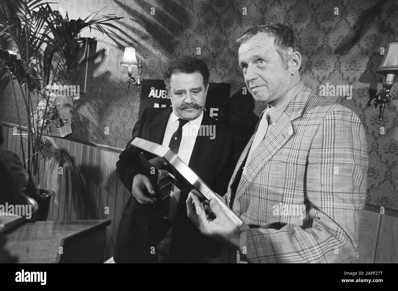 Show Hermans reçoit d'Eli Asser le Livre d'or pour 100 000 exemplaires De Mentir dans l'herbe Description: Livres, comédiens, lyricist, portraits de groupe Date: 8 mars 1979 mots clés: Livres, cabarets, portraits de groupe, nom lyricist: Asser, Eli, Hermans, Show Banque D'Images