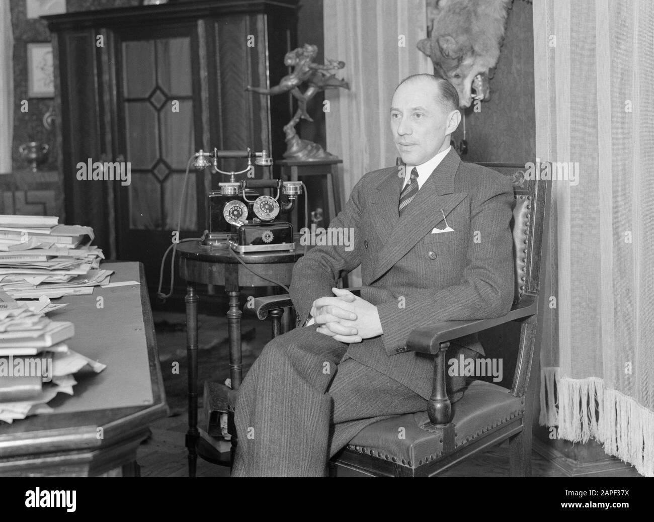 Voyage en Pologne Description: BogusÅaw Miedziåski, ancien ministre des postes et de la télégreffe, et de 1929-1938 rédacteur en chef de Gazeta Pologne, dans son bureau à côté d'un poste téléphonique Annotation: BogusÅaw Miedziåski (1891-1972) était lieutenant-colonel dans l'armée polonaise, journaliste et employé de l'intelligence militaire. Il a été député et ministre au gouvernement de JÃ³zef Piåsudski et Kazimierz. Plus tard, il est devenu membre du Sénat puis président du Sénat. De septembre 1939 jusqu'à sa mort, il vit en exil et mourut à Londres, où il fut enterré Date: 1934 lieu: Polan Banque D'Images