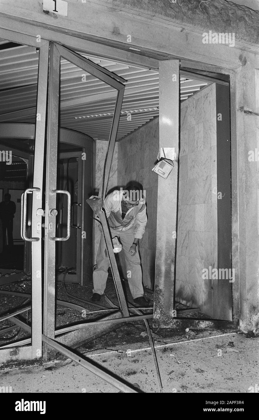 Attentats à la bombe au centre de télécommunications PTT et au bureau Jeux olympiques 1992; enquête au bureau des portes détruites Date : le 21 août 1986 mots clés : BOMBATS Banque D'Images