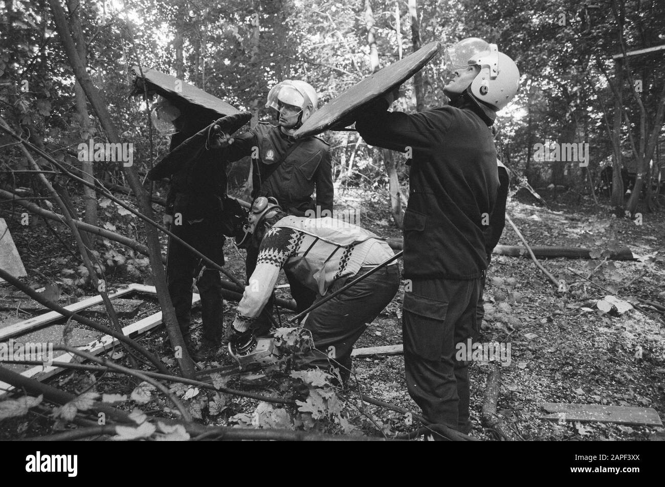 La coupe de Bos Amelisweerd commence après l'évacuation Description: Les arbres sont coupés sous la protection de l'unité mobile Date: 24 septembre 1982 lieu: Utrecht (Prov) mots clés: Forêts, vacances, policiers, armoiries Banque D'Images