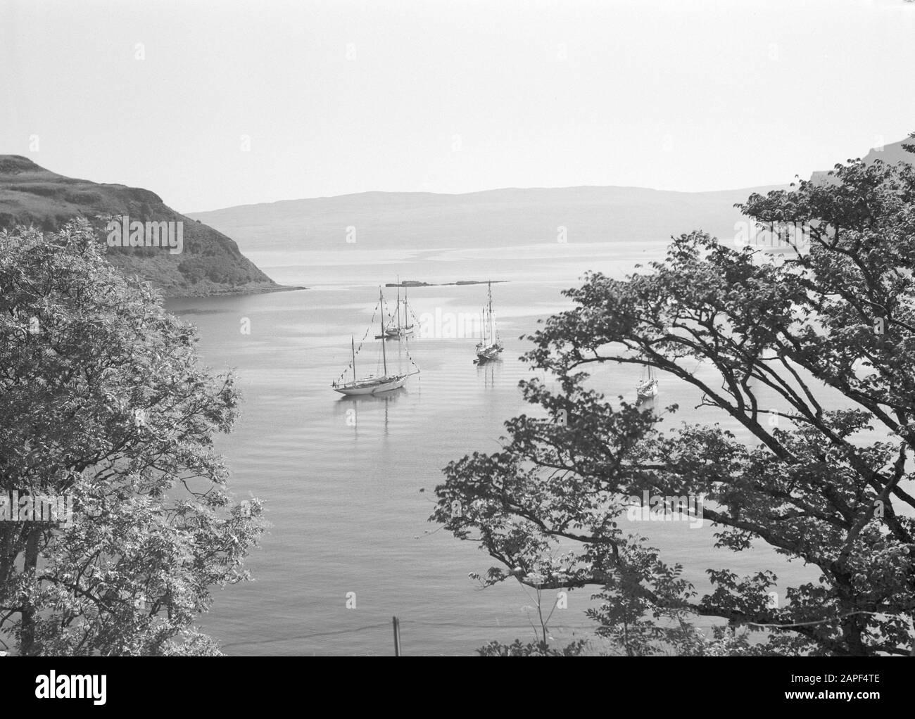 Écosse - The Highlands Description: Bateaux au large de la côte de Skye Date: 1934 lieu: Grande-Bretagne, Portree mots clés: Paysages, lacs, navires Banque D'Images