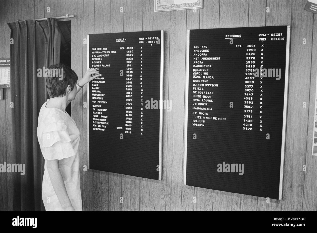 La saison touristique à Zandvoort commence presque Description: Signes avec les hôtels à l'Office de Tourisme Date: 7 juin 1971 lieu: Noord-Holland, Zandvoort mots clés: Panneaux, nom de l'institution touristique: Informations touristiques Banque D'Images