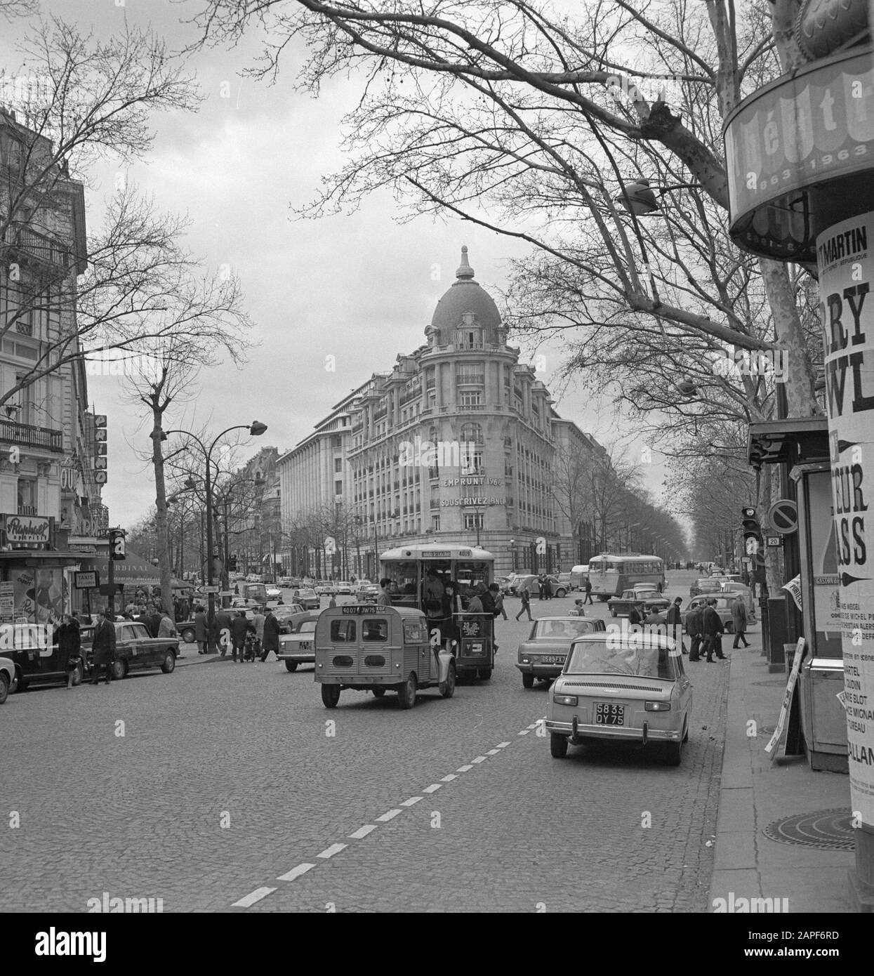 Pariser Bilder [La vie de rue de Paris] Description: Boulevard Hausmann Date: 1965 lieu: France, Paris mots clés: Voitures, images de rue, trafic Banque D'Images