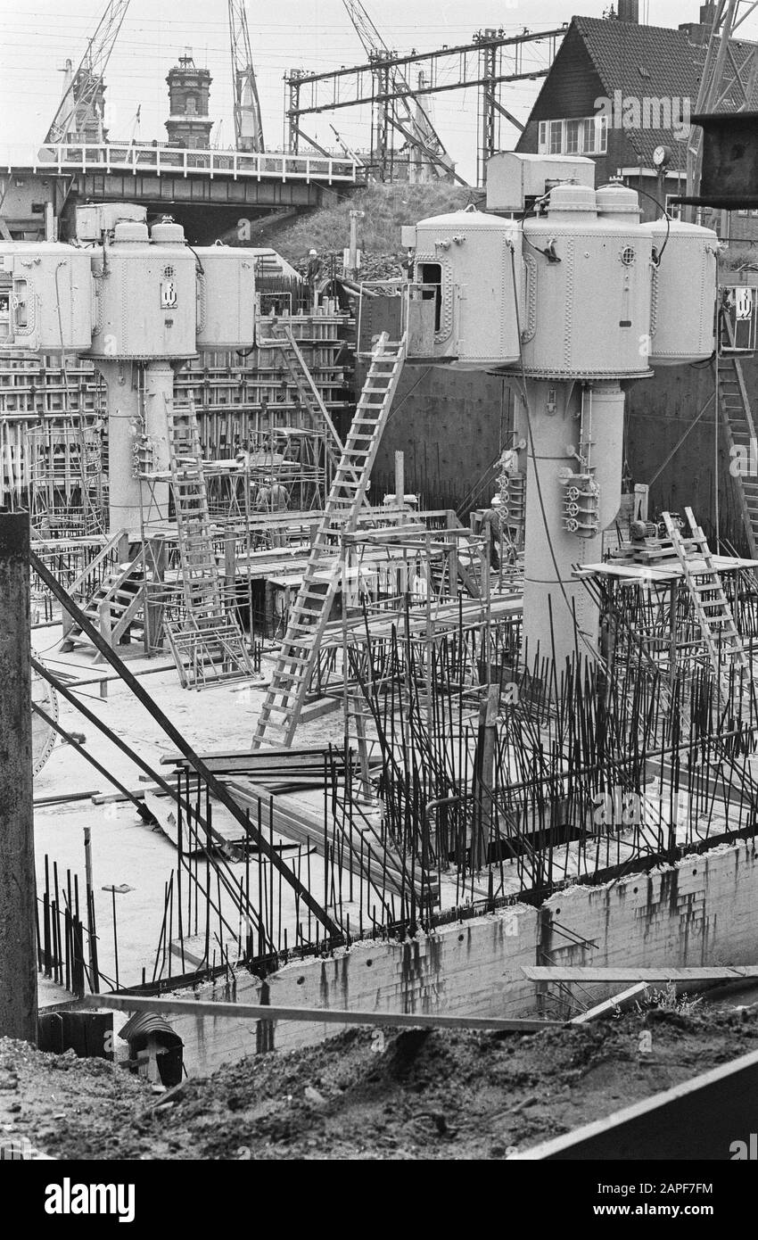 Construction du tunnel IJ. Deux arbres haute pression sur la pièce qui m'a chuté 10 m Date : 8 juillet 1963 mots clés : bâtiment de tunnel Banque D'Images