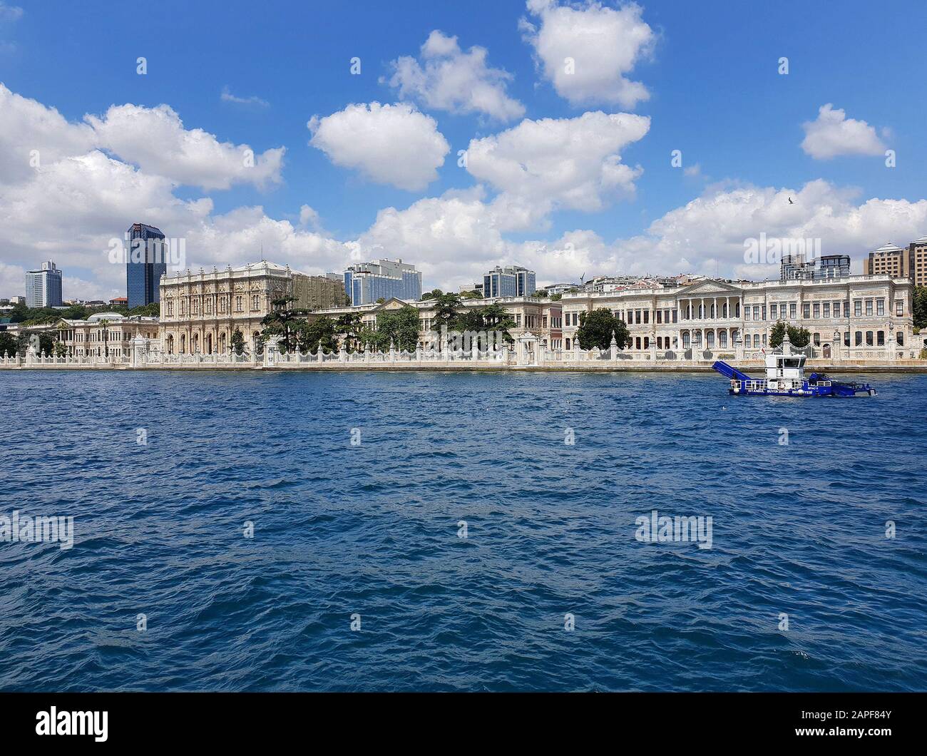 Palais Dolmabahçe depuis le bateau fluvial, Istanbul, Turquie Banque D'Images