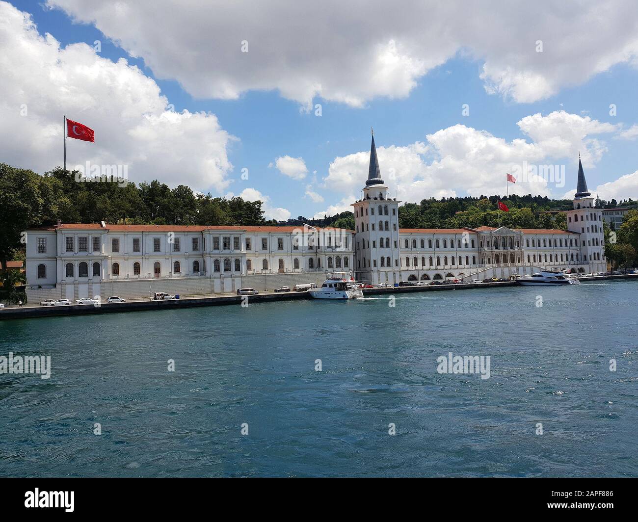 Vue sur la Kuleli Military High School depuis un bateau fluvial, Istanbul, Turquie Banque D'Images