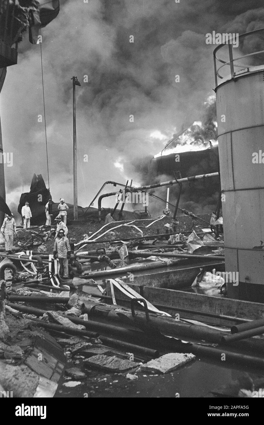 Incendie à Shell dans la région de Botlek Date : 20 janvier 1968 mots clés : établissement en feu nom : shell Banque D'Images