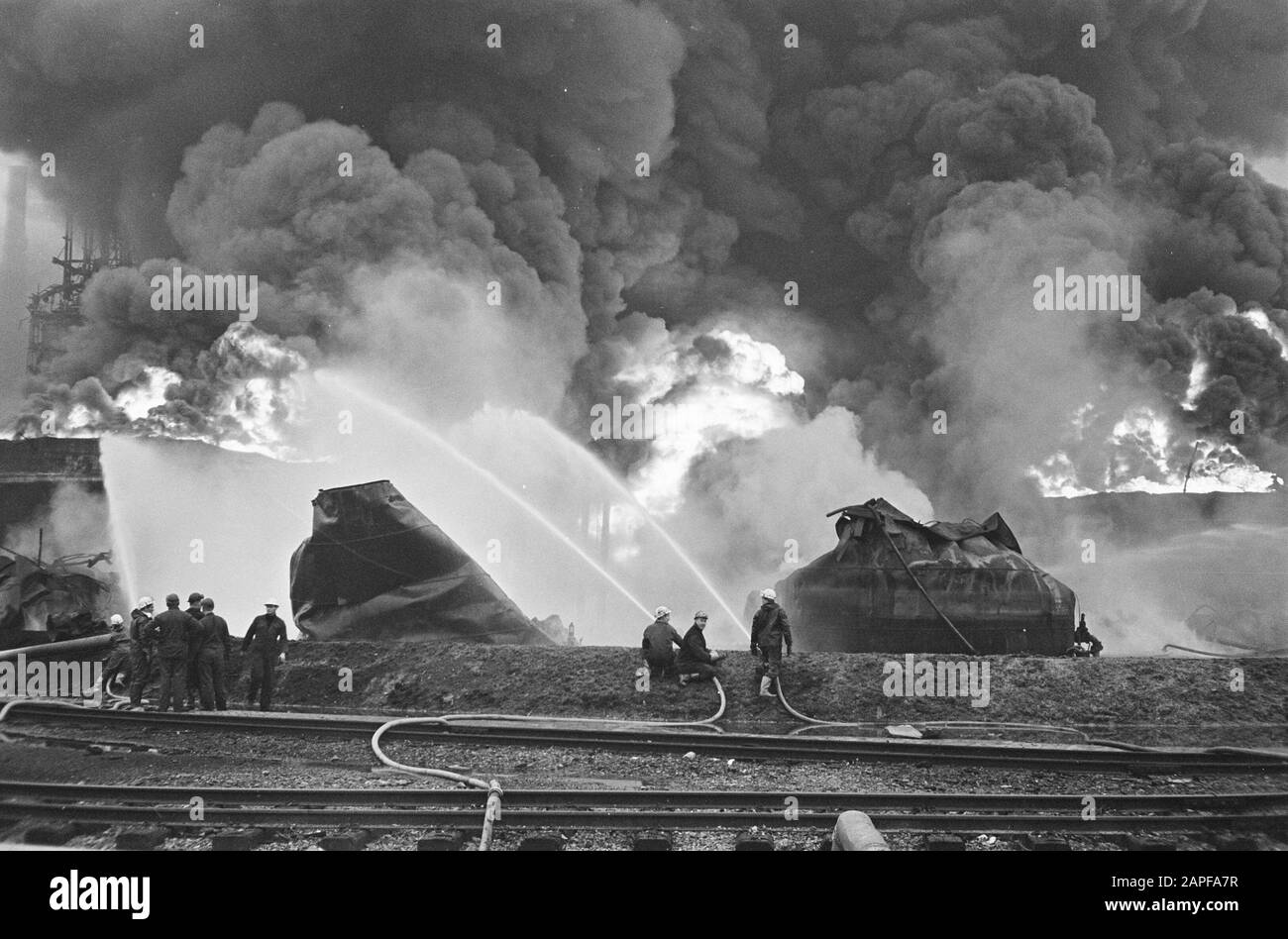 Incendie à Shell dans la région de Botlek, les pompiers en action avec des pistolets à mousse Date: 20 janvier 1968 mots clés: Incendie, incendie Nom de l'établissement: Shell Banque D'Images