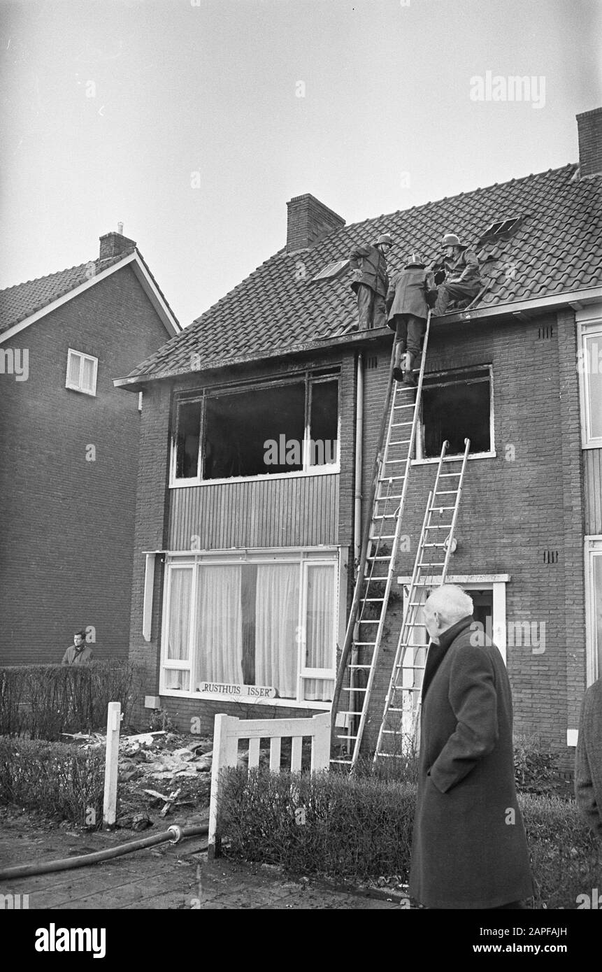 Feu dans le dépandance de la maison de retraite visser à Duivendrecht (bijou. Vieux-Amstel), À Populierenweg 8. 4 personnes âgées mentalement handicapées sont mortes (1 homme et 3 femmes) Date : 21 février 1967 lieu : Duivendrecht mots clés : feux, pompiers, maisons de repos Banque D'Images