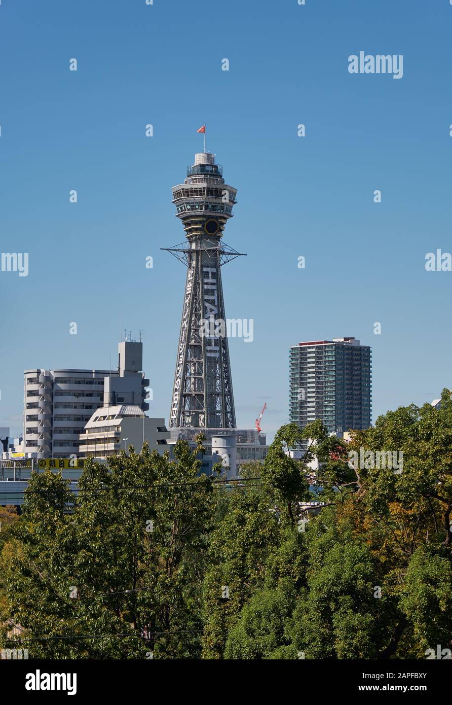 Osaka, JAPON - 16 OCTOBRE 2019 : Tour Tsutenkaku (Tour Qui Atteint le ciel) – le point de repère du quartier Shinsekai, également connu sous le nom de Tour Eiffel d'Osak Banque D'Images