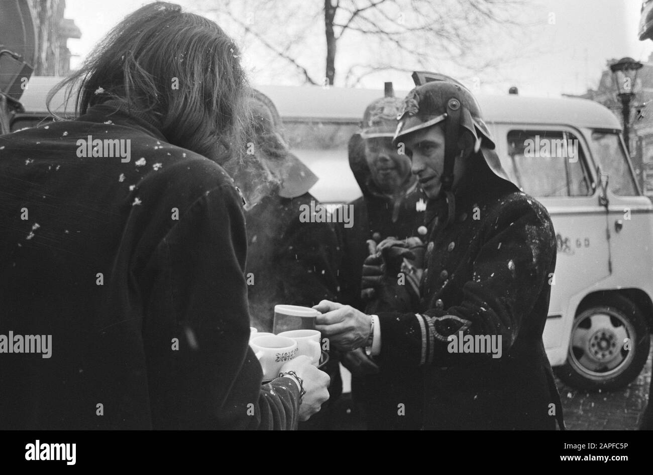 Feu à l'angle d'Oranjestraat-Brouwersgracht, Amsterdam; trois morts. Lieutenant-chef J. Haster Date: 22 décembre 1970 lieu: Amsterdam, Noord-Holland mots clés: Feux, pompiers, officiers Nom personnel: Haster J Banque D'Images