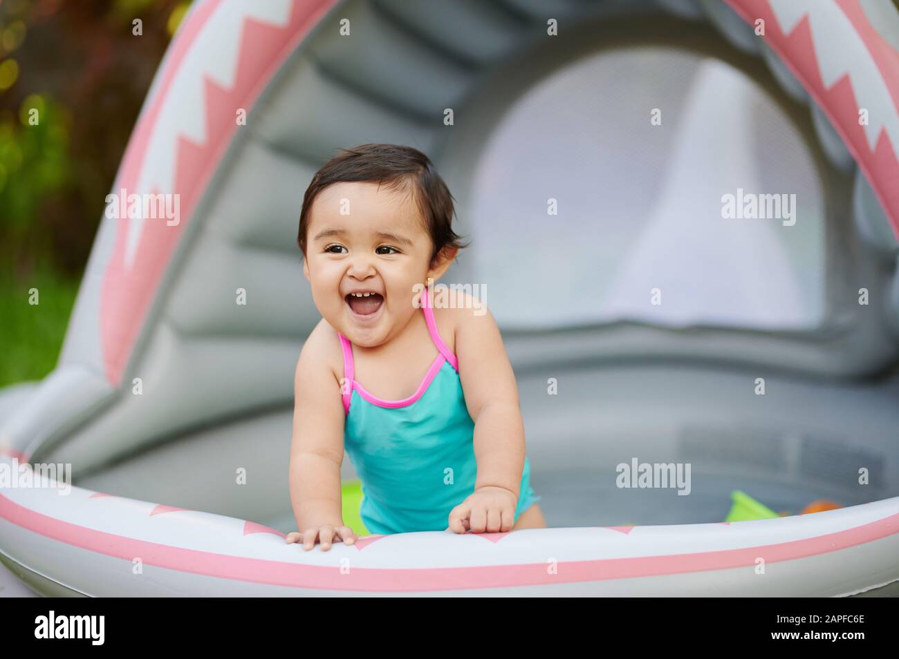 Télécharger gratuitement Images Drole De Fille De Bebe Dans La Piscine D Enfant Dans Le Jardin De dernière par