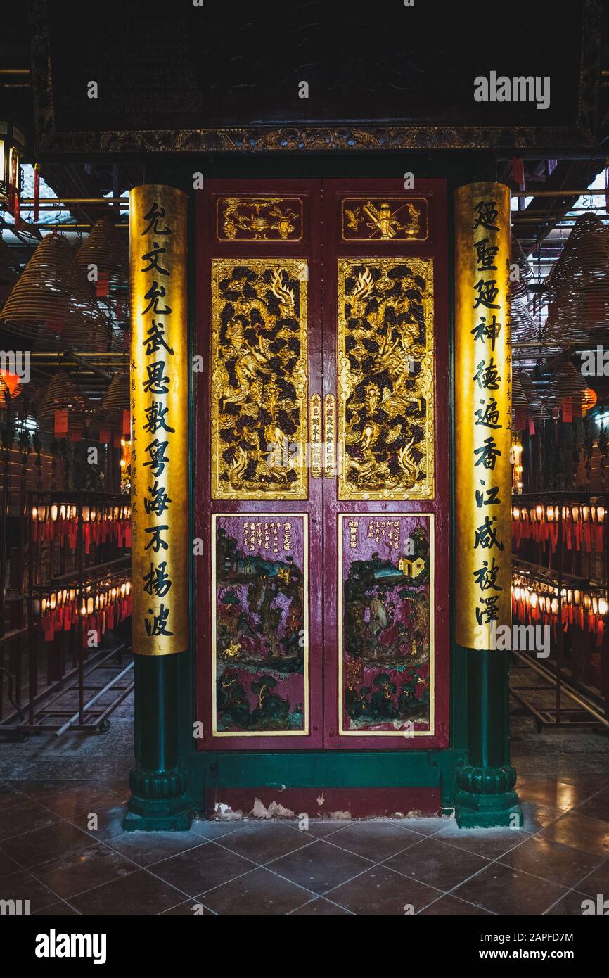 Hongkong, Chine - Novembre 2019: À l'intérieur du vieux temple chinois (Temple Man Mo) à Hong Kong Banque D'Images