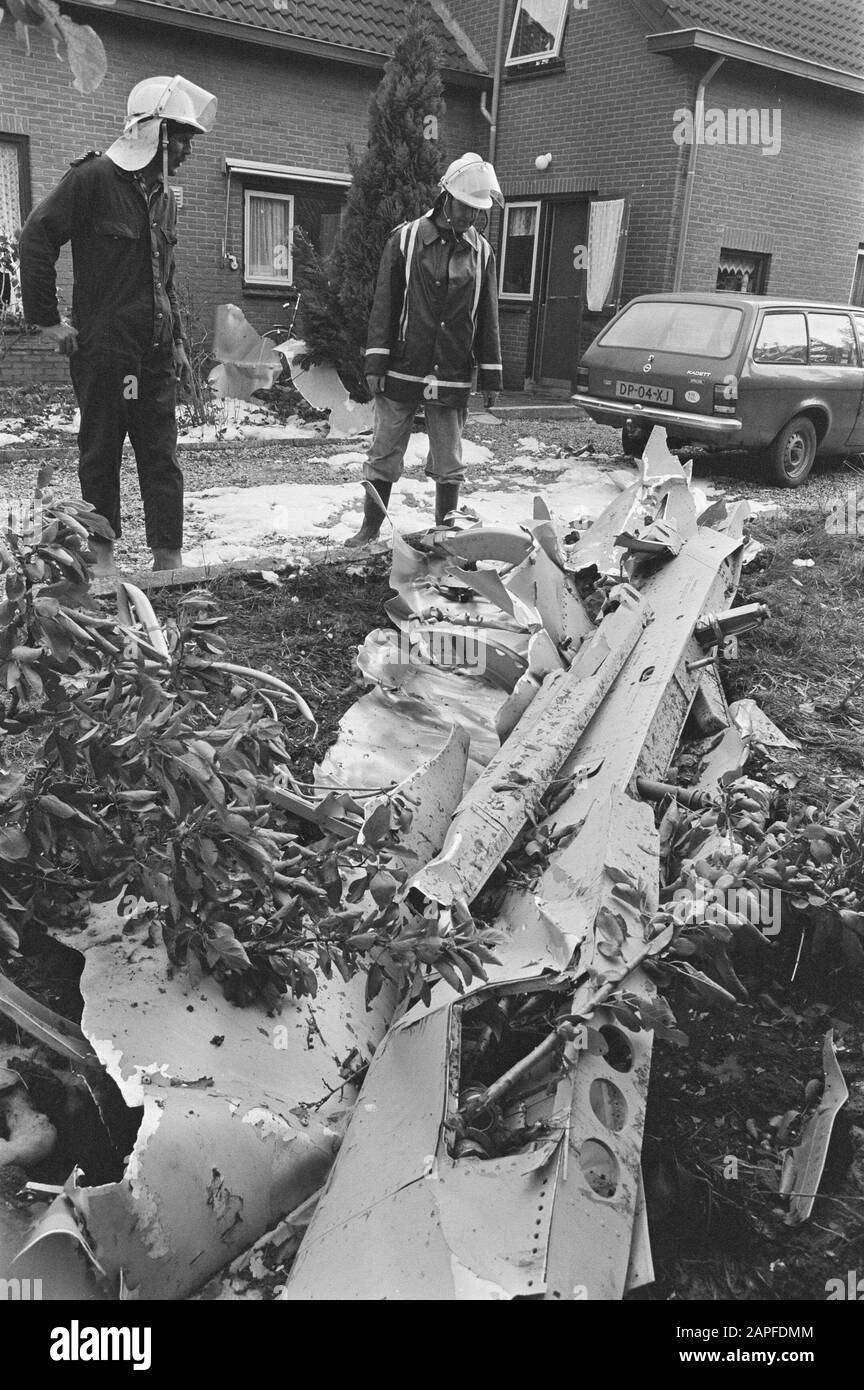 Les pompiers qui regardent les restes de carburant de 15 F qui s'est écrasé à Ingen Date : le 18 juin 1986 mots clés : pompiers Banque D'Images