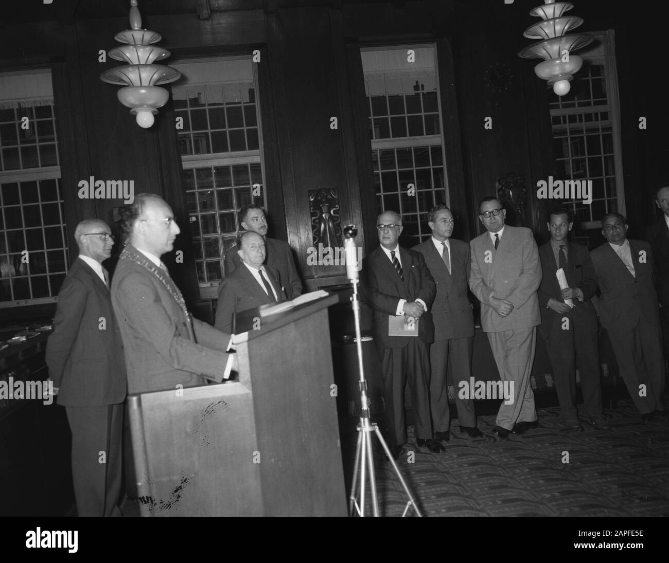 Hommes d'affaires brésiliens reçus à l'hôtel de ville d'Amsterdam Date : 16 juillet 1958 lieu : Amsterdam, Noord-Holland mots clés : STADHOUSES, BUSINESSELS, reçus Banque D'Images