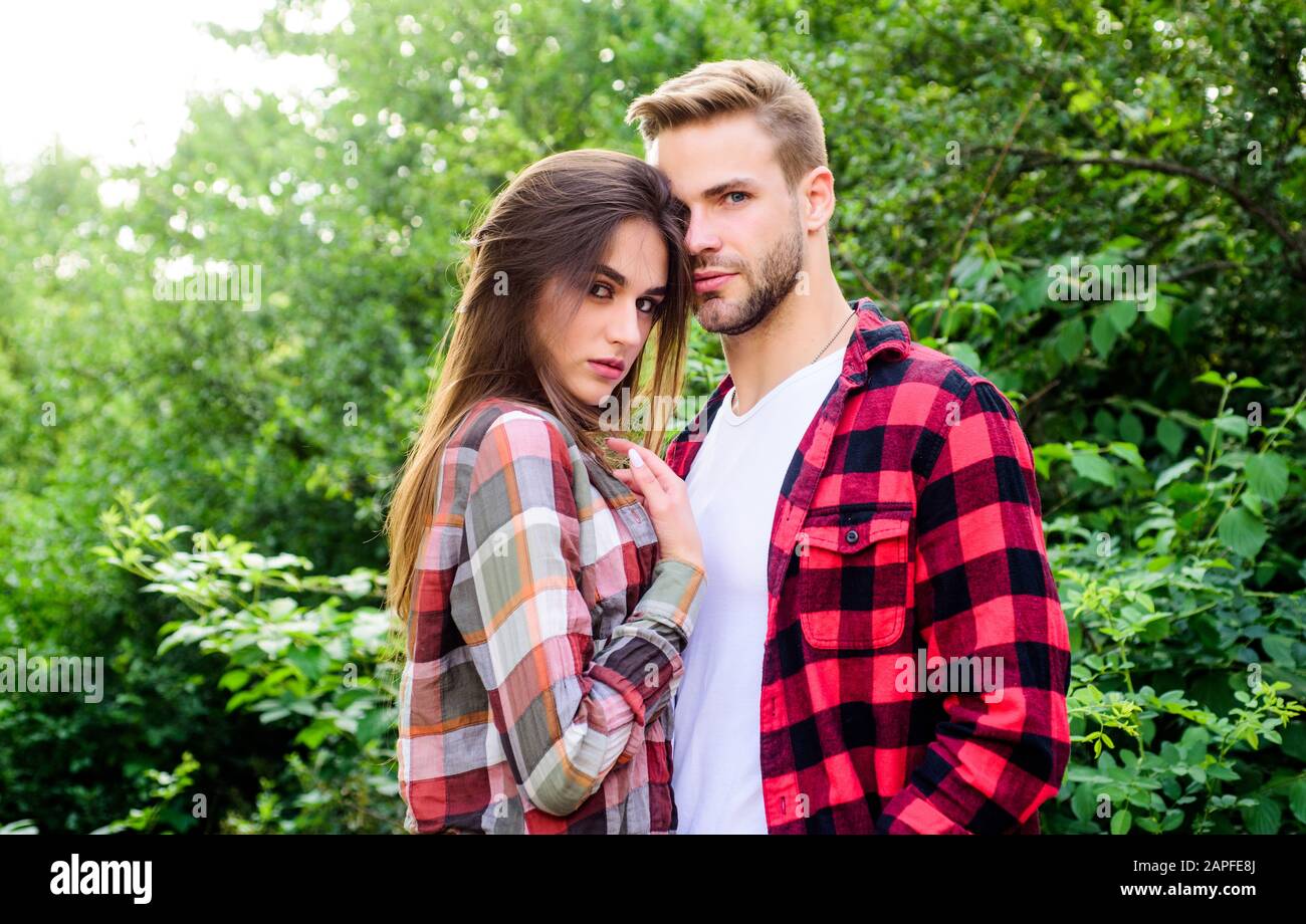 Vacances D Ete Tombez Amoureux Sentiments Purs Concept Romantique De Date Belles Personnes Heureux Ensemble Couple Amoureux Profitez De L Intimite Calin Avec Obscurcissement Homme Hipster Et Jolie Femme Dans L Amour Photo Stock