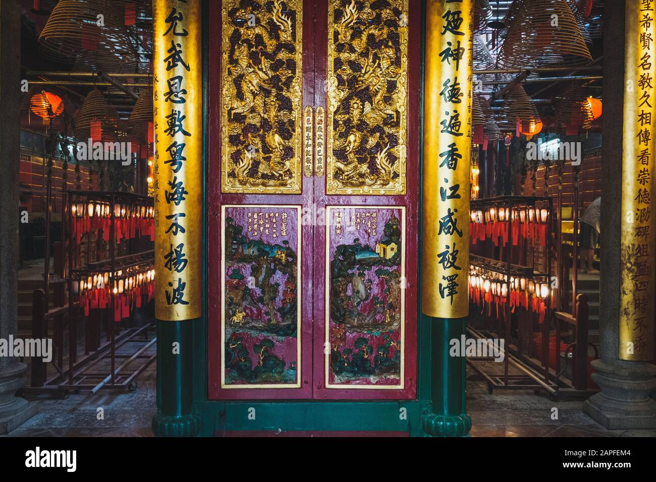 Hongkong, Chine - Novembre 2019: À l'intérieur du vieux temple chinois (Temple Man Mo) à Hong Kong Banque D'Images