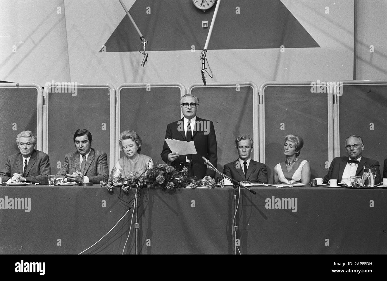 André Kloos succède à Jan Broeksz comme président de la VARA à Hilversum Description: Broeksz Speaking, Kloos (r) Date: 8 mai 1971 lieu: Hilversum, Noord-Holland mots clés: Radiodiffuseurs, présidents Nom personnel: Broeksz, Jan, Kloos, André Nom de l'institution: Vara Banque D'Images