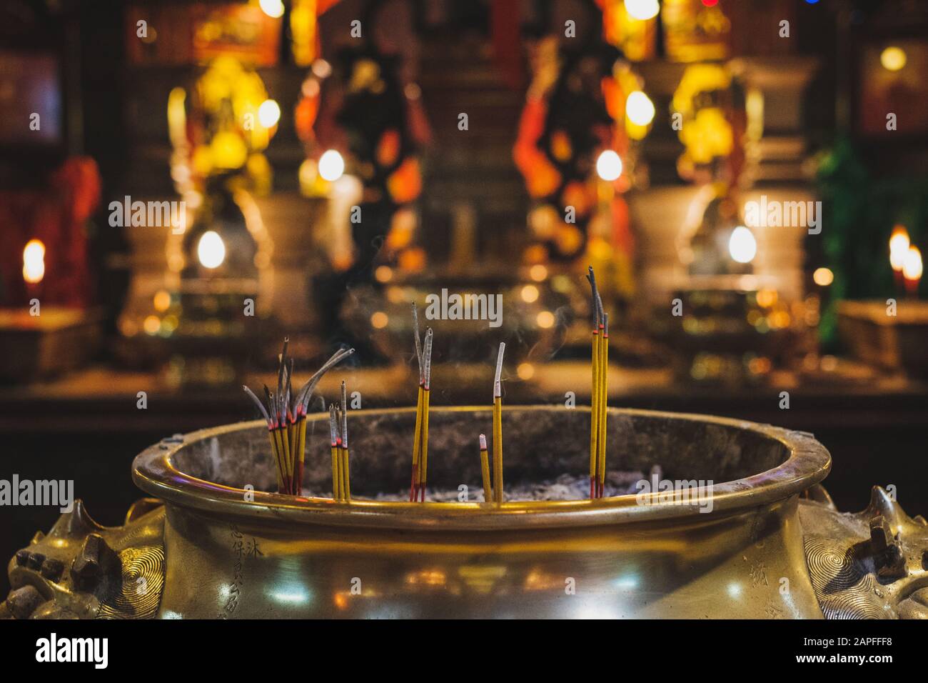 Bâtons d'encens dans le vieux temple chinois (Temple Man Mo) à Hong Kong - Banque D'Images