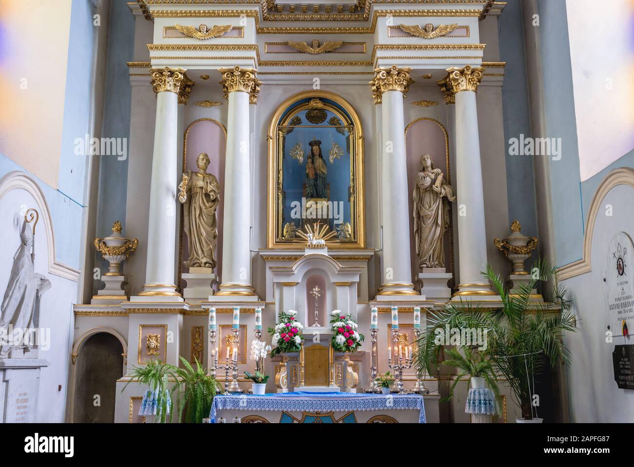 Chapelle avec statue miraculeuse de la Madonna dans la basilique de la Visitation de la Sainte Vierge Marie dans l'ancien monastère dominicain de la ville de Sejny, Pologne Banque D'Images