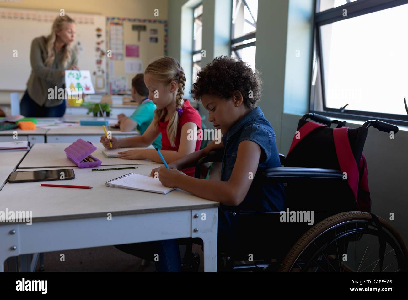 Une coli re Assise Dans Un Fauteuil Roulant Dans Une Salle De Classe 