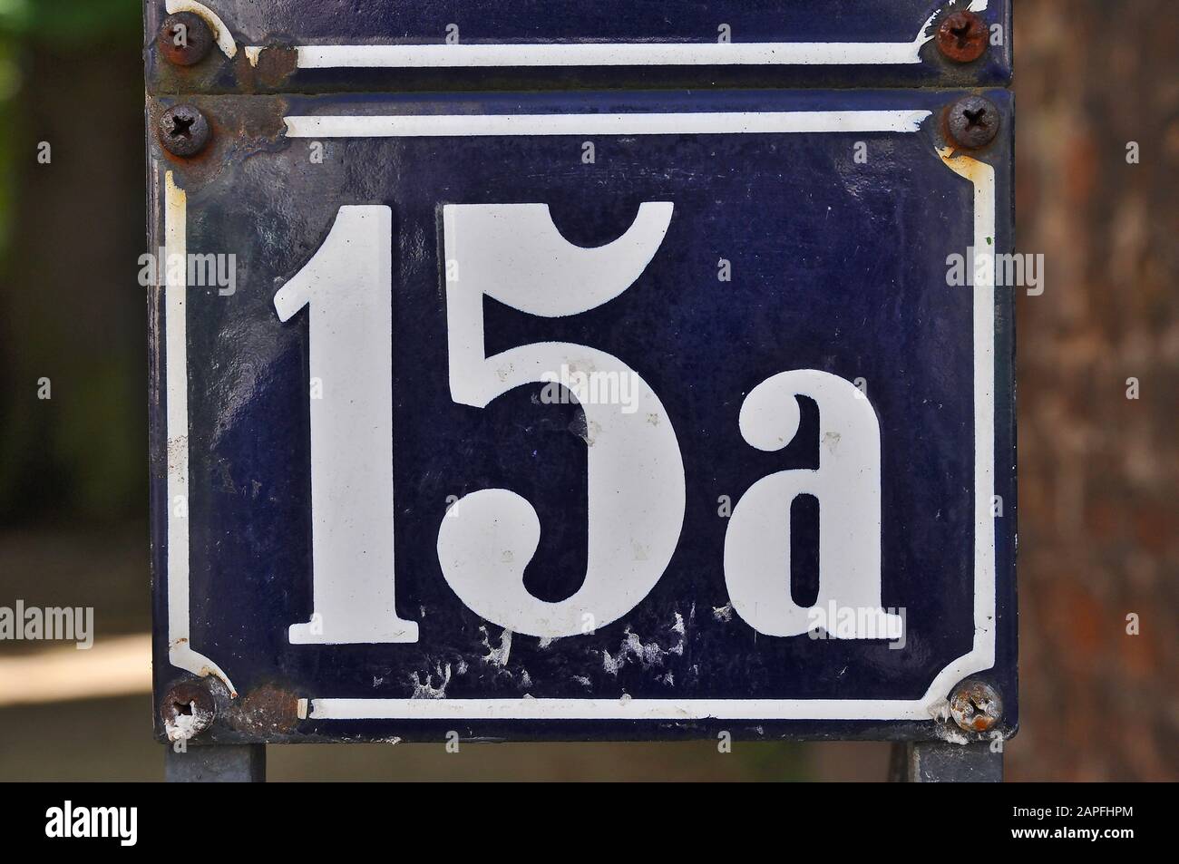 Une plaque bleue portant le numéro de maison, montrant le numéro blanc quinze (15) Banque D'Images