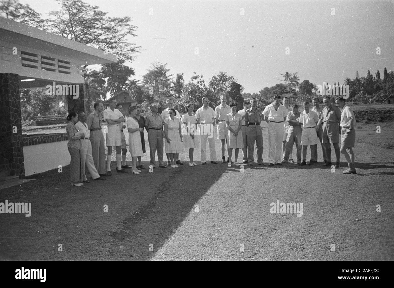 Ouverture Golflinks soins de plein air Description: Soins de plein air: Ici les liens de golf sont rouverts. Ouverture par le maire nouvellement nommé Mas Wisaksono Wirjodihardjo. Le nouveau maire (gauche avec femme) pose avec un grand groupe d'hommes et de femmes Annotation: La dame cinquième de gauche pourrait être la femme du gouverneur H.J. van Mook Date: 6 août 1947 lieu: Bogor, Indonésie, Java, Hollandais East Indies Banque D'Images