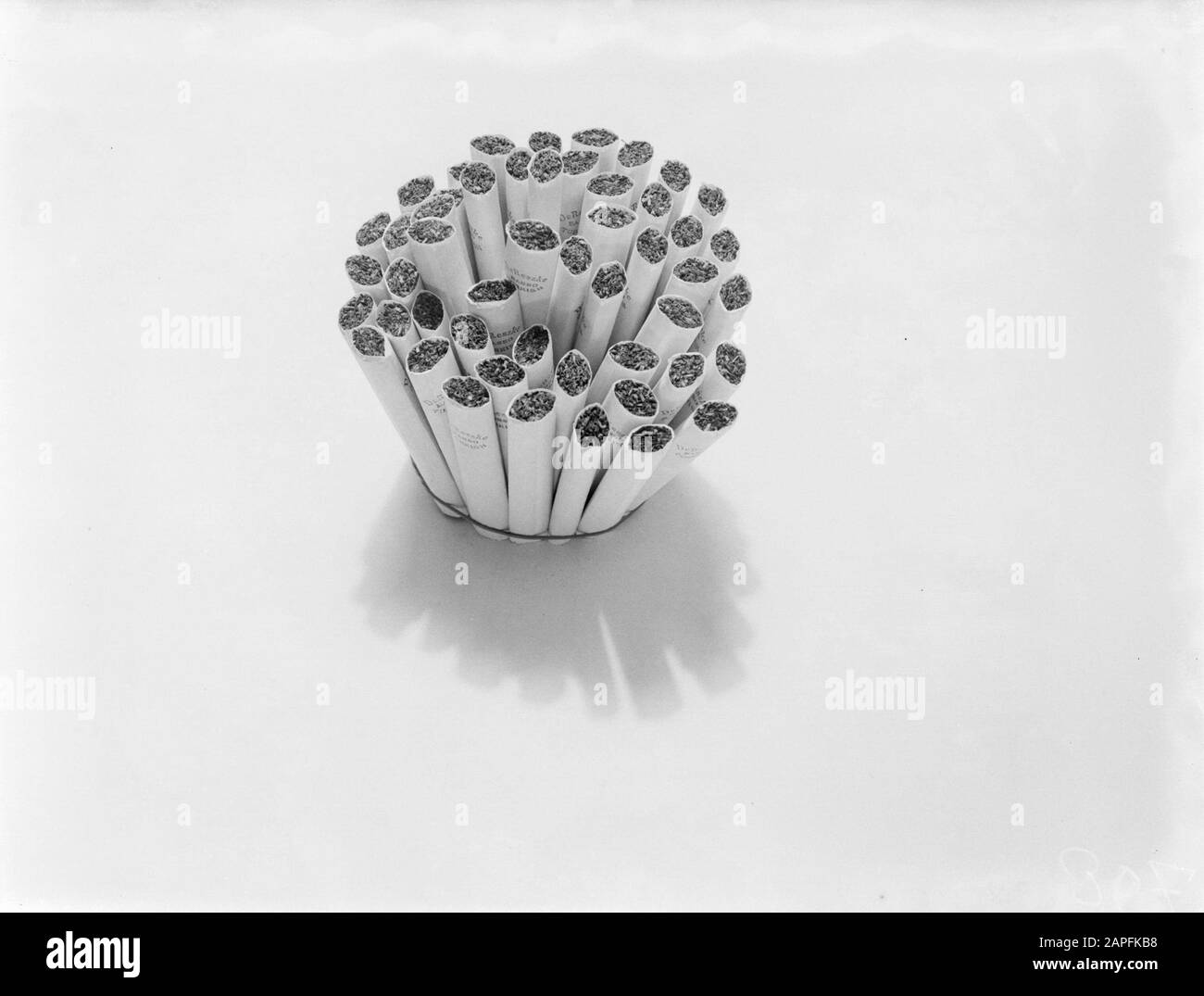 Photographie publicitaire Description: Paquet de cigarettes, marque Basso, accompagné de de Rossker et turc Date: 1 janvier 1932 mots clés: Cigarettes Banque D'Images